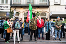 910194 Afbeelding van het protest voor het veganistisch restaurant Waku Waku (Vredenburg 28) te Utrecht. Waku Waku is ...